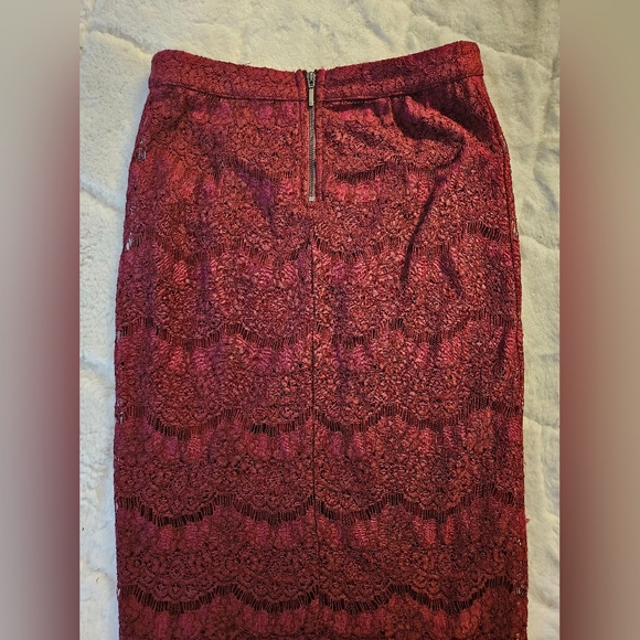 Forever 21 Burgundy Lace Lined Pencil Skirt Size Small Zip Closure - Picture 3 of 6